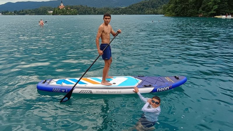 neon x7 na vode nafukovaci paddleboard kluci